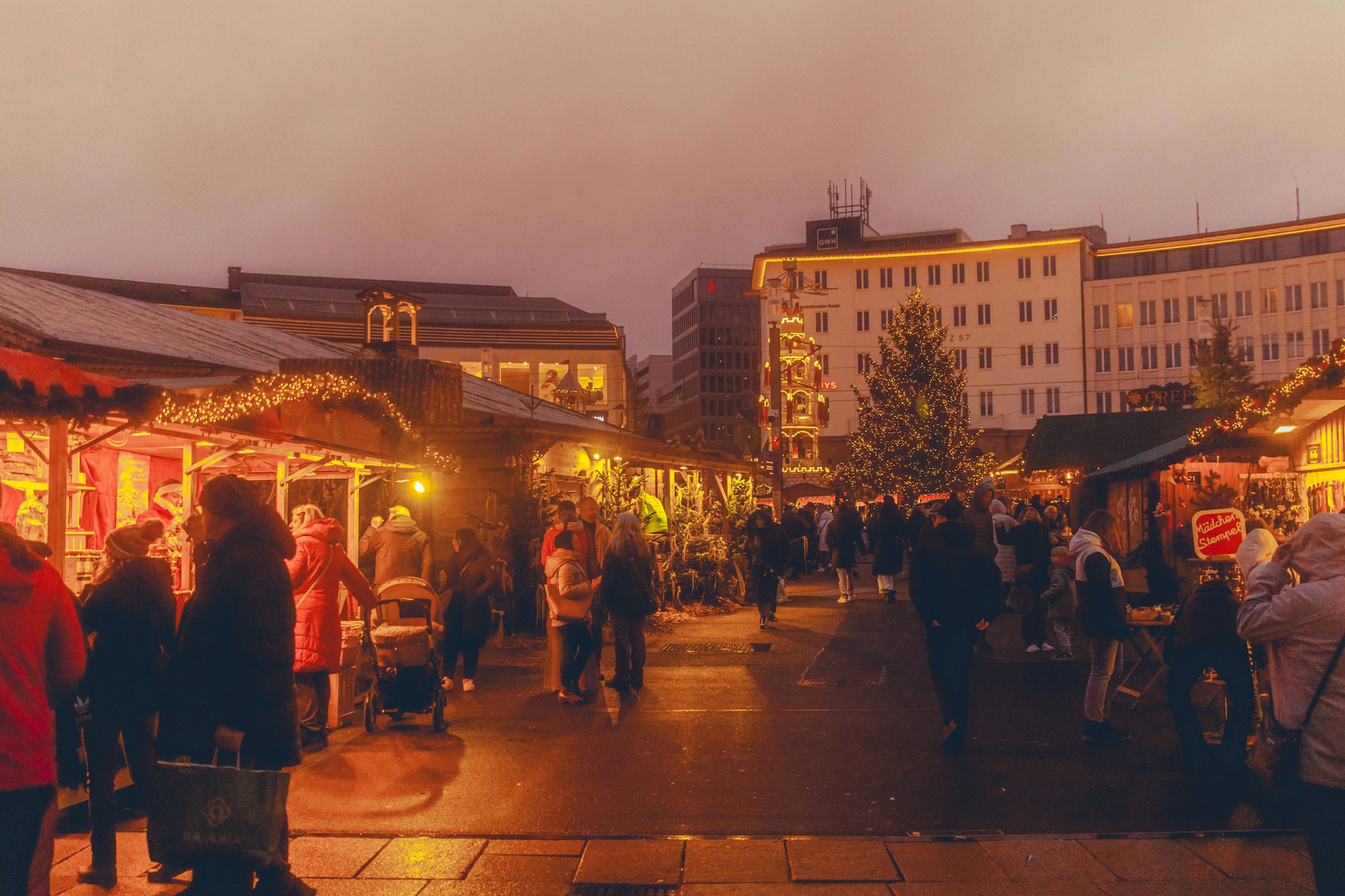 Famiglia che cammina in un viale illuminato in inverno