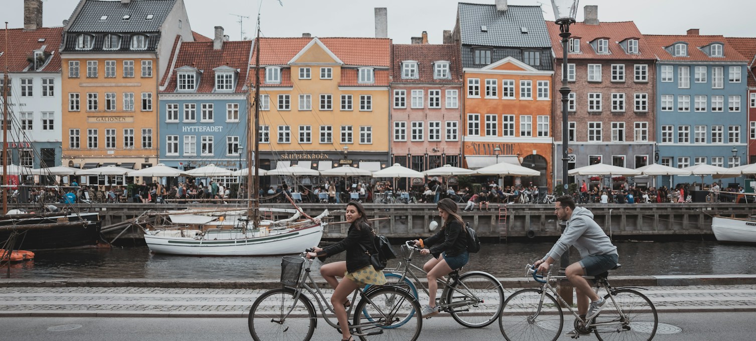 Puente y canal en Copenhague con bicicletas en primer plano