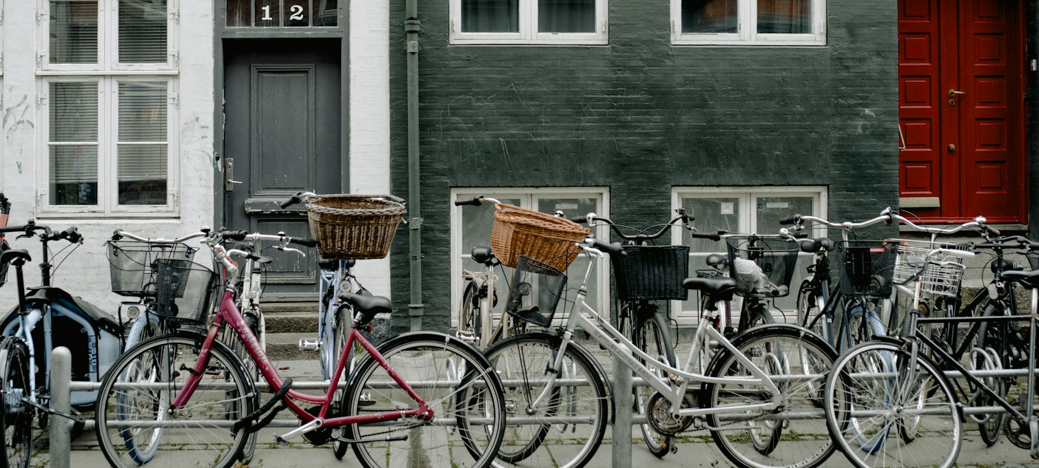Calle de Copenhague con bicicletas, en el espíritu de los barrios residenciales del norte de la ciudad