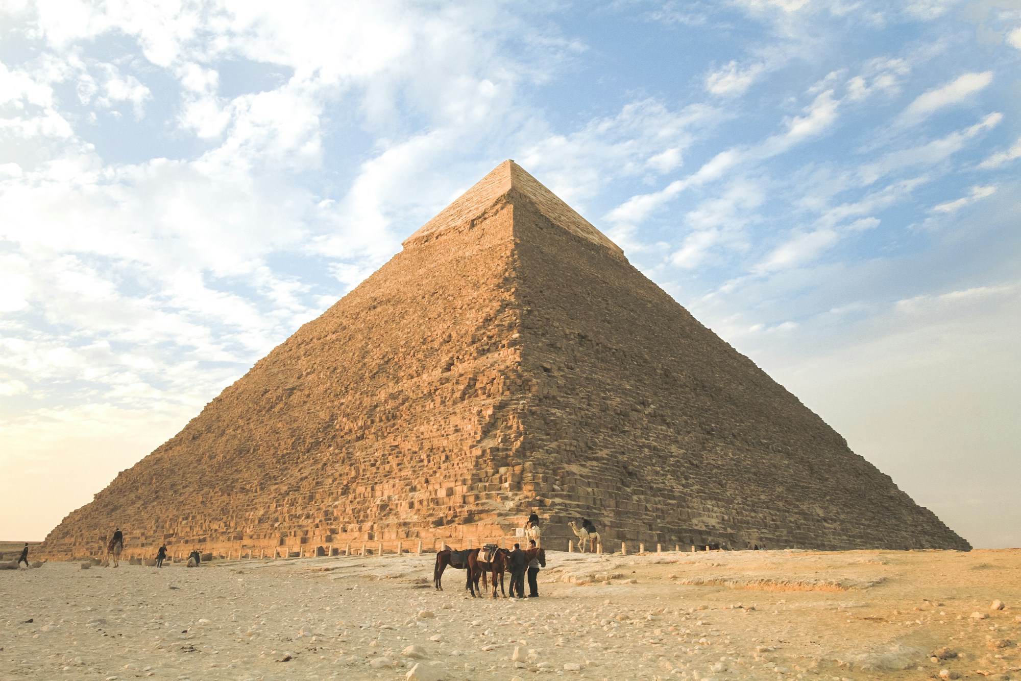 Pirámide de Kefrén en Guiza, cerca de El Cairo, destino de nuevas rutas low cost desde Francia