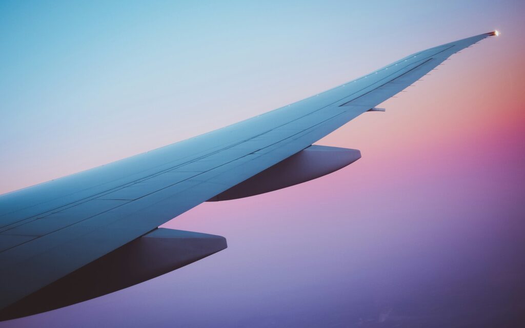 Aile d'avion en vol au-dessus des nuages