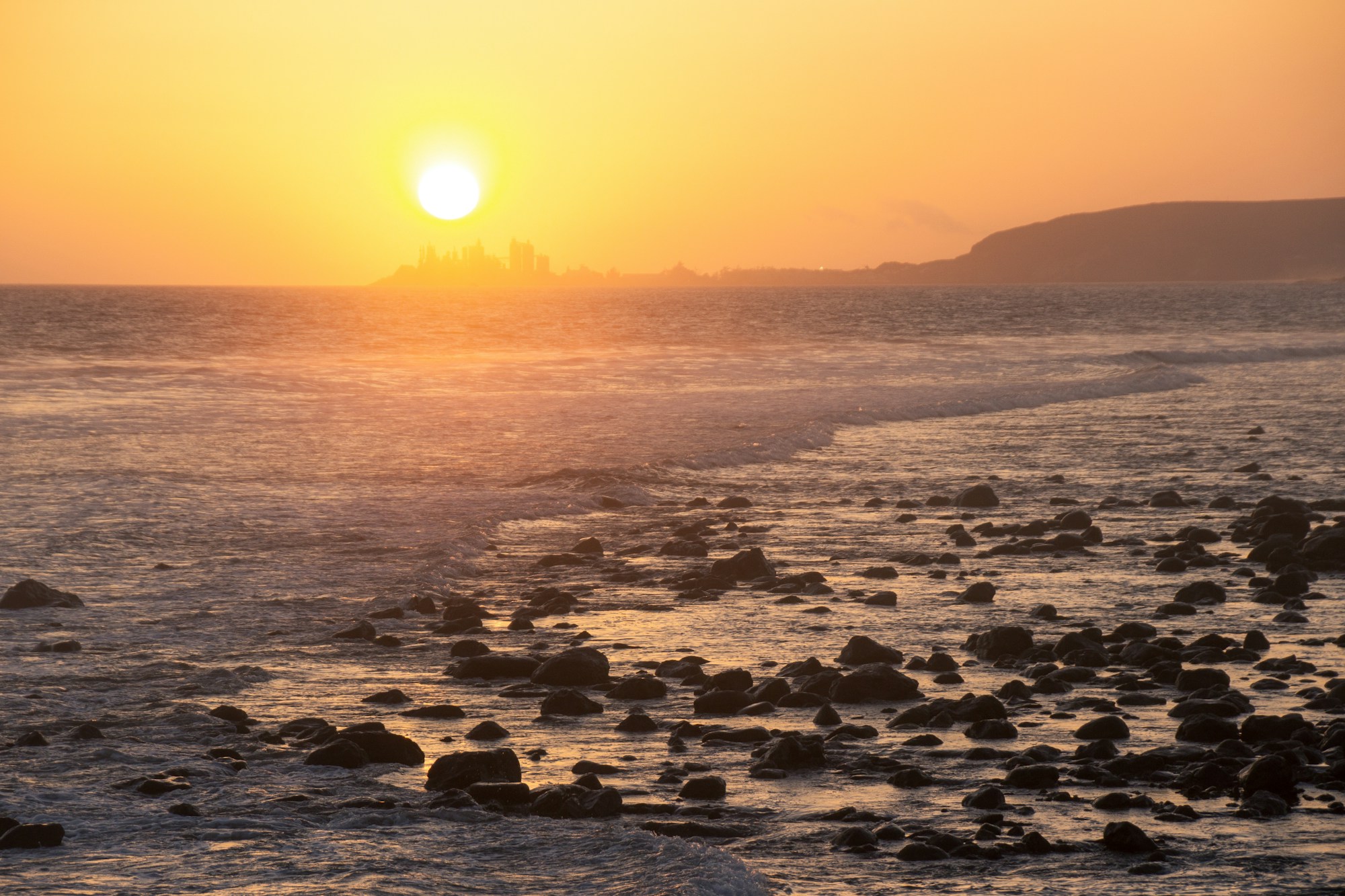 Puesta de sol en la playa de Maspalomas, en Gran Canaria