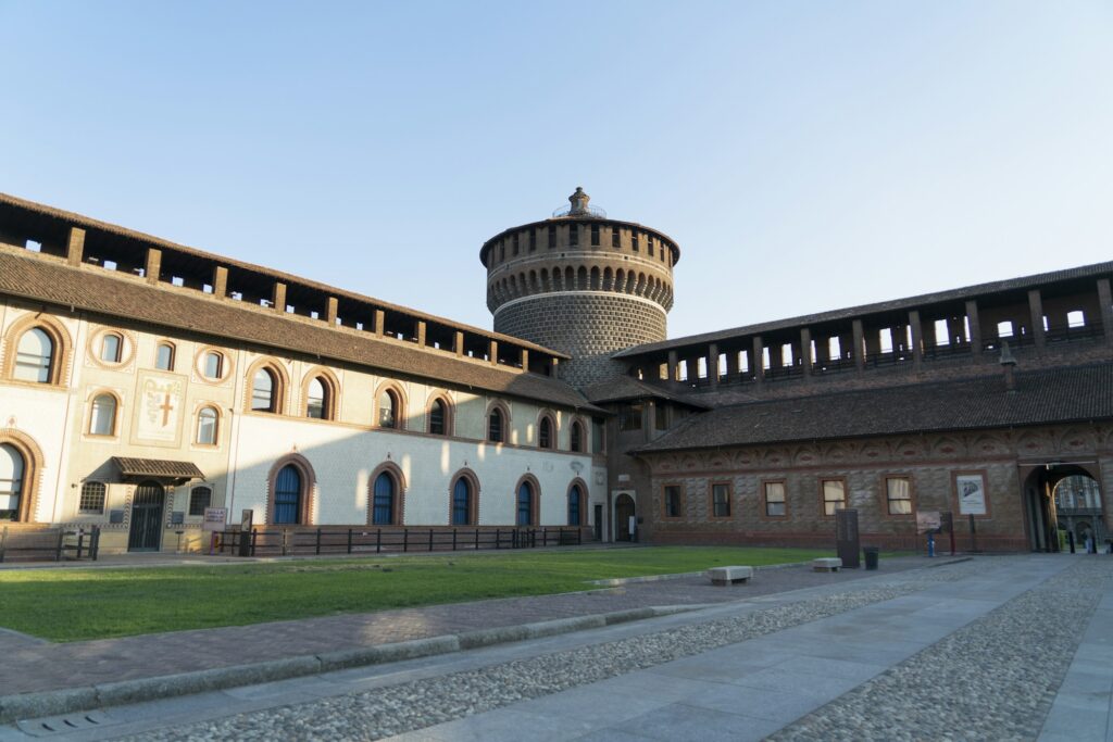 Le château des Sforza de Milan, vu depuis la place, avec le dôme de la cathédrale en arrière-plan