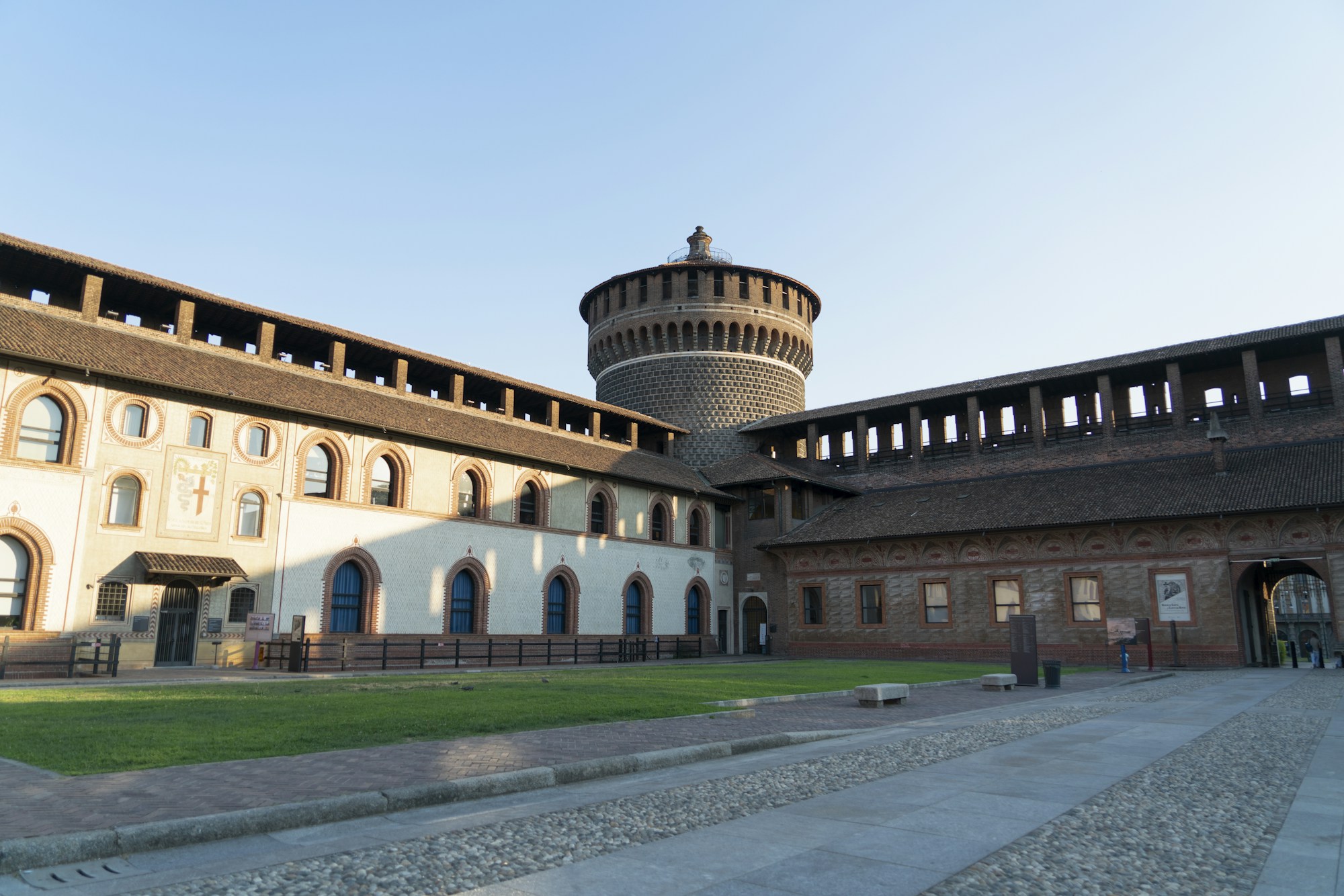 Le château des Sforza de Milan, vu depuis la place, avec le dôme de la cathédrale en arrière-plan