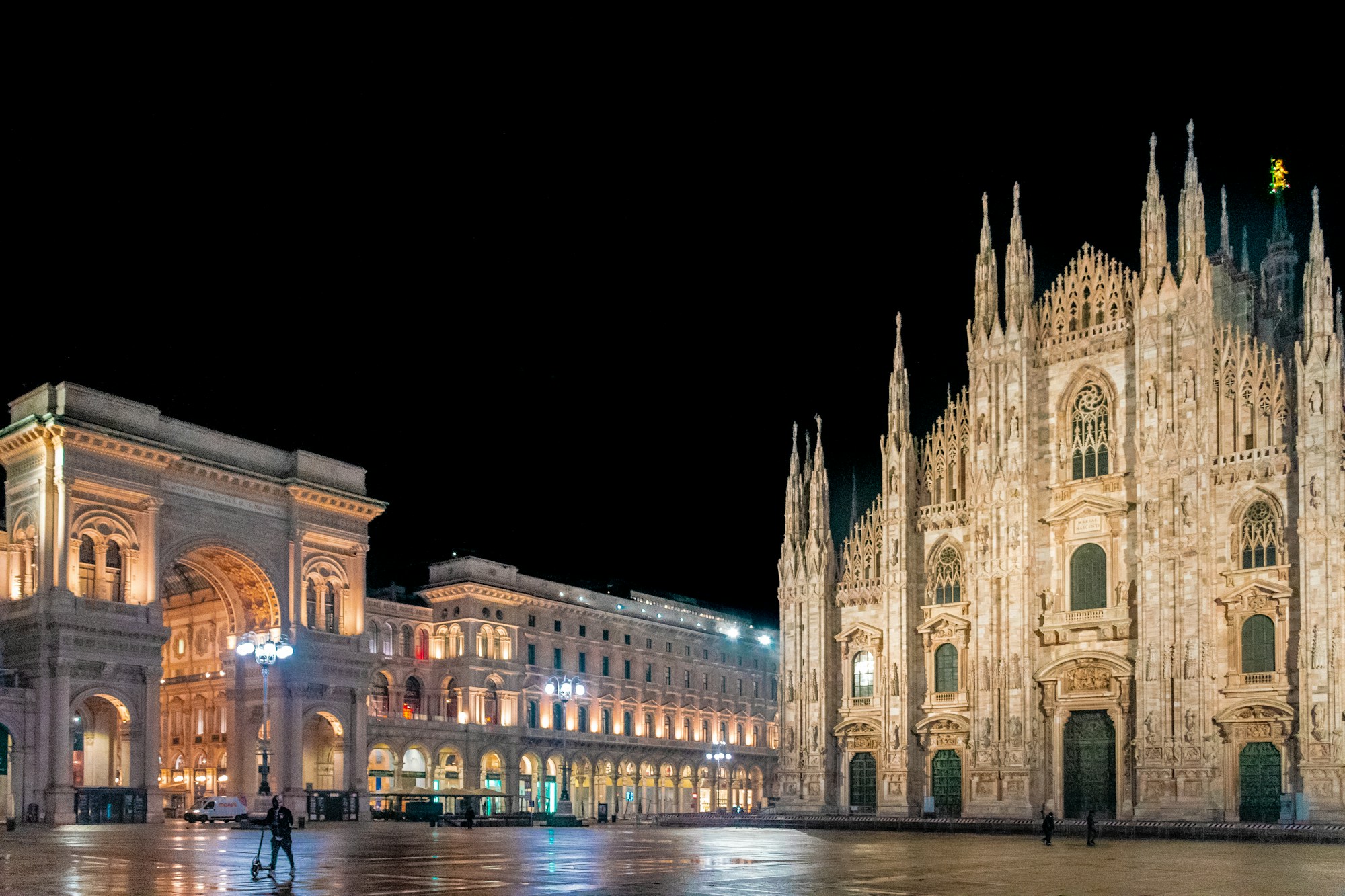 La place du Duomo de Milan au petit matin, avec la façade de la cathédrale