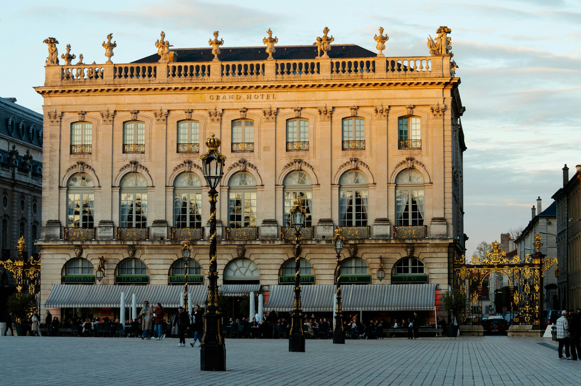 Place Stanislas in Nancy, klassizistische Fassaden und vergoldete Gitter