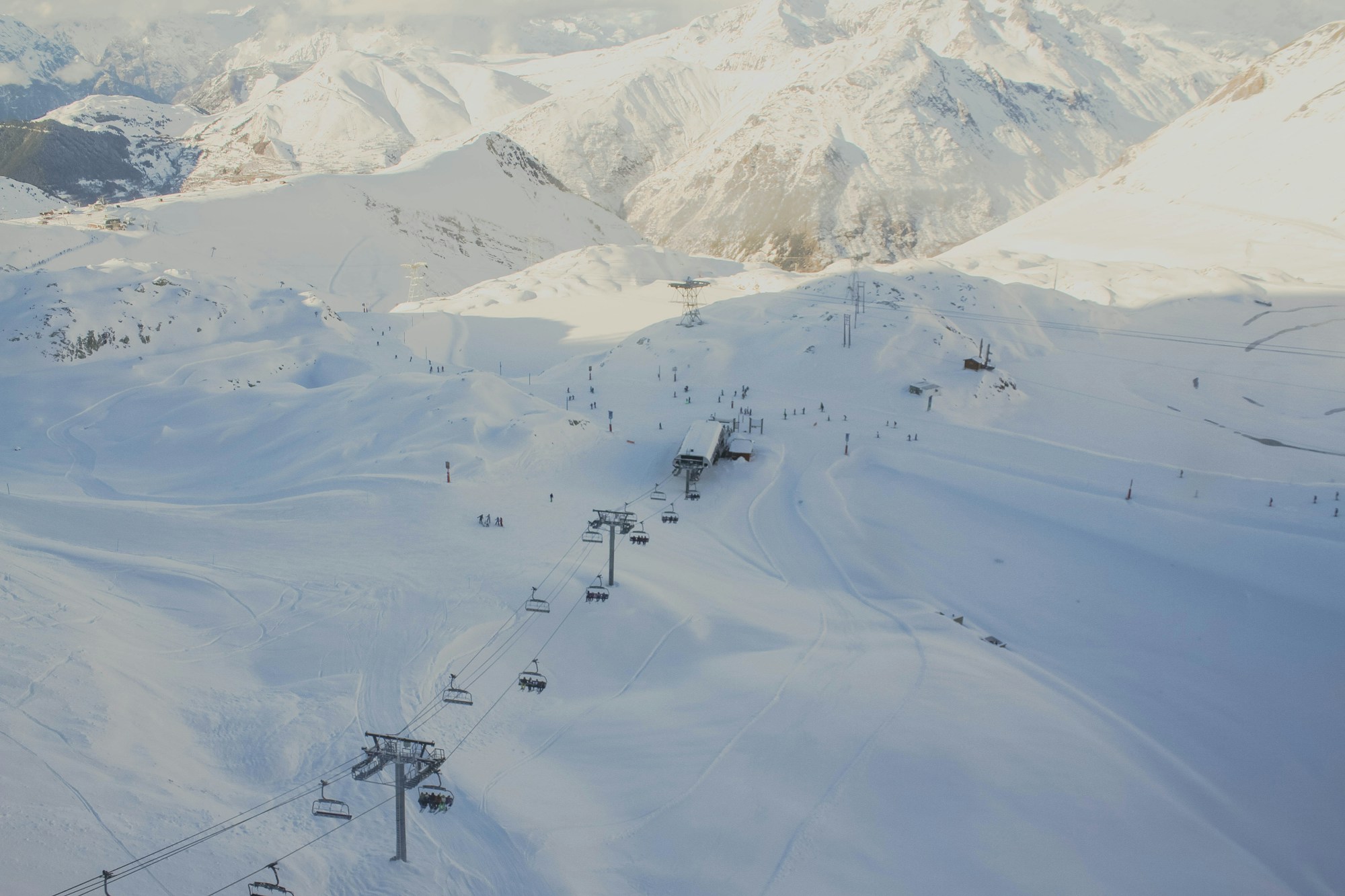 Station de ski alpine enneigée avec remontées mécaniques en début d'hiver