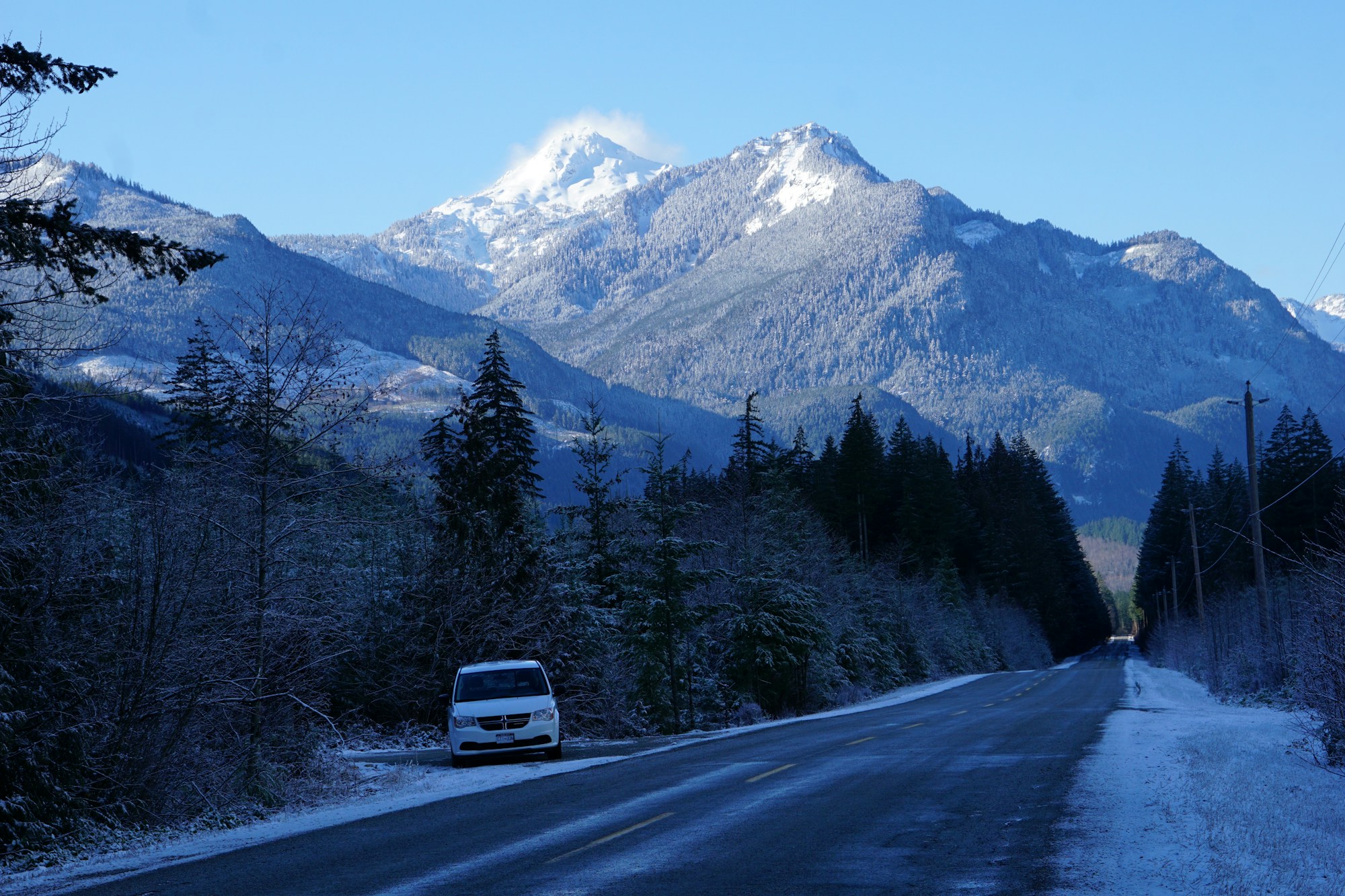 Route de montagne en hiver en Colombie-Britannique
