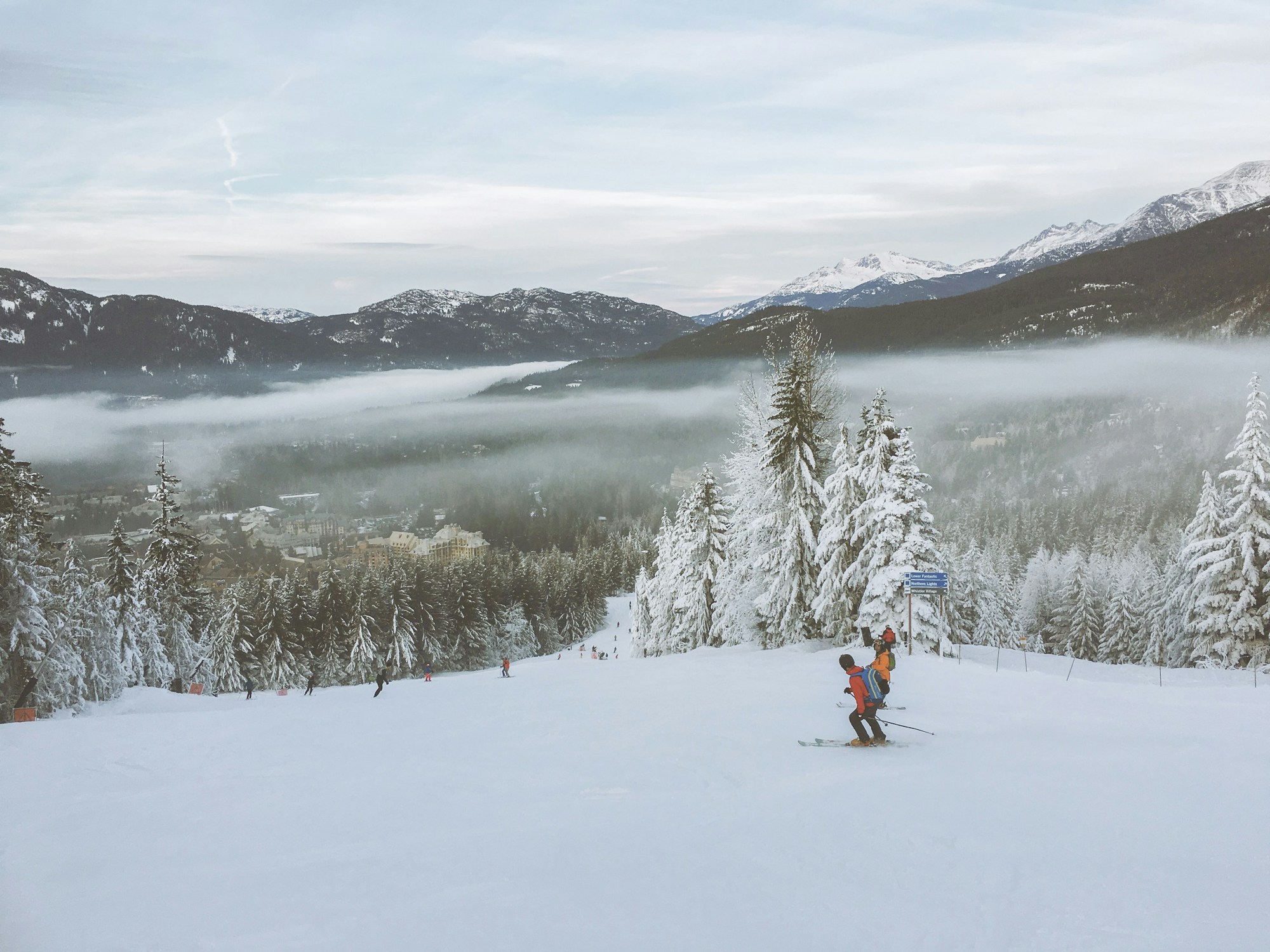 Skieurs sur les pentes enneigées de Whistler Blackcomb
