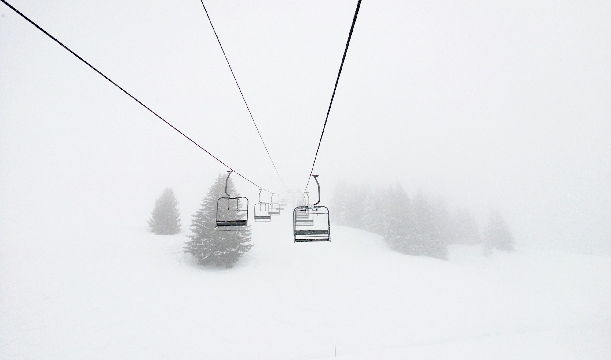 Télésiège sous la neige tôt le matin en montagne