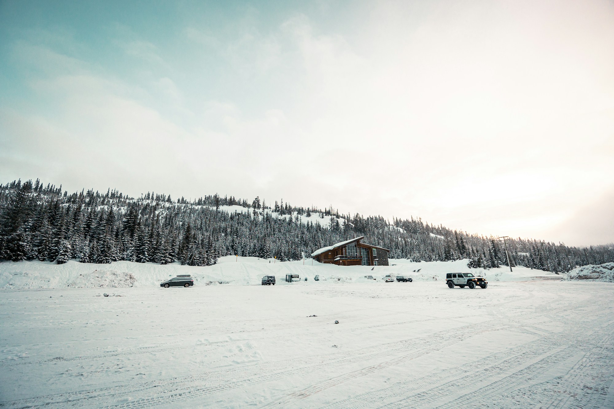 Parking enneigé d'une station de ski en hiver