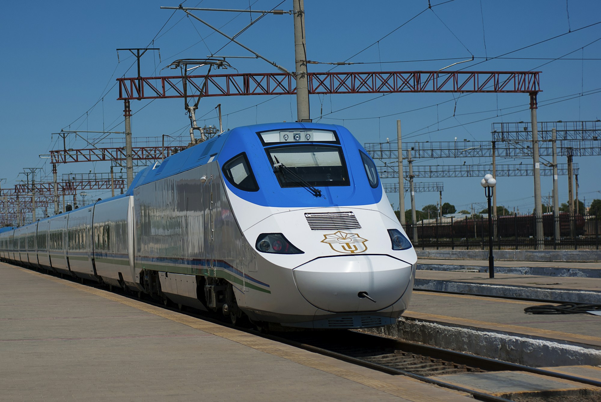 Blau-weißer Afrosiyob-Zug im Bahnhof Kogon bei Buchara, Usbekistan