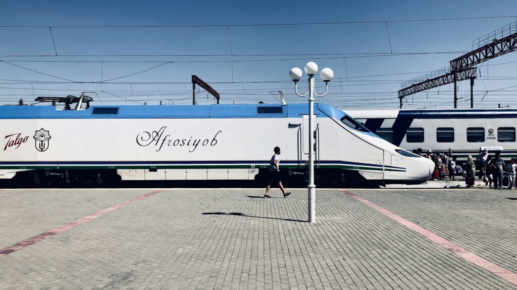 Train à grande vitesse Afrosiyob en gare de Kogon, Ouzbékistan