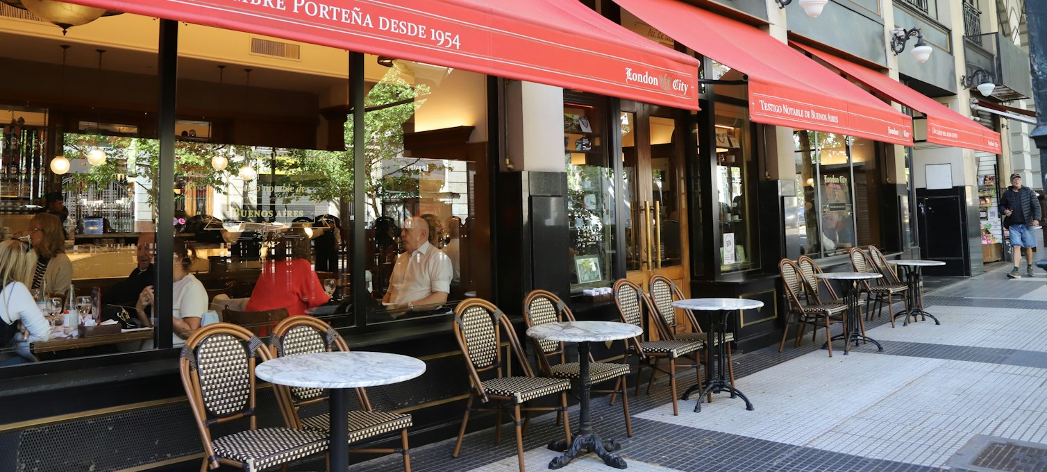 Café-Terrasse in einer Kopfsteinpflasterstraße in Palermo, Buenos Aires