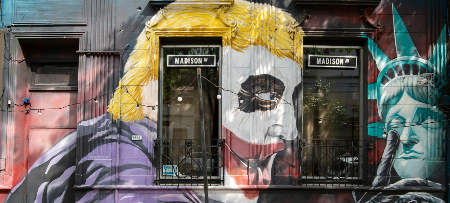 Buntes Wandbild in einer Straße von Palermo Soho in Buenos Aires