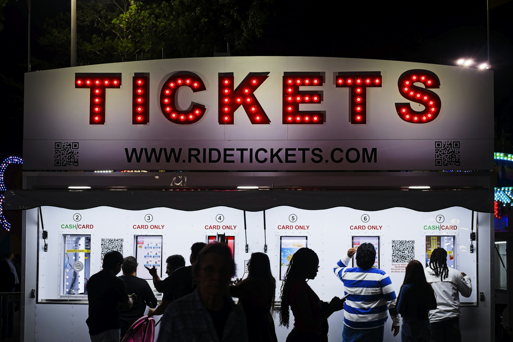 Ticketautomaten mit Bedienterminals und roter Leuchtreklame