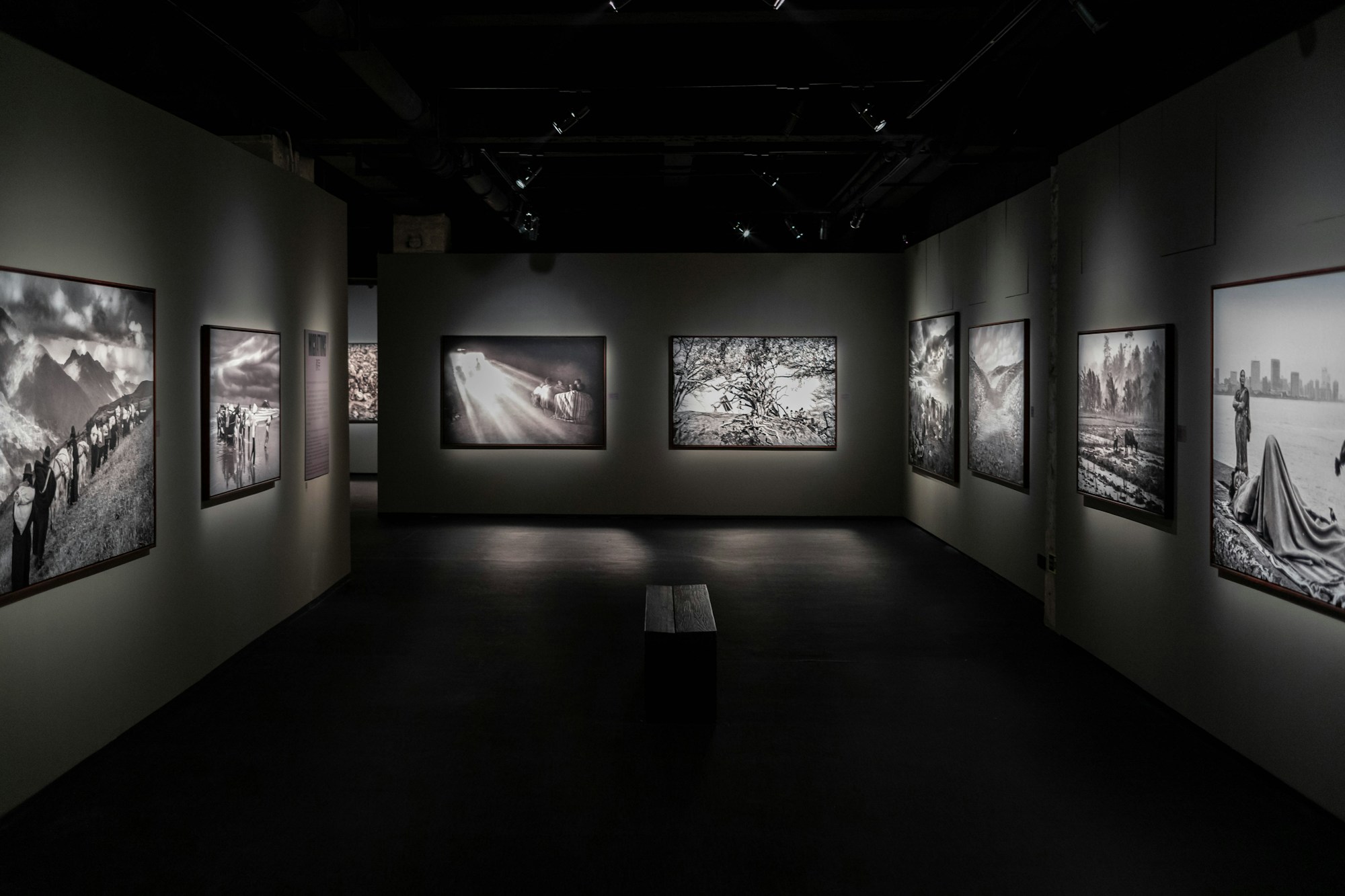 Schwarz-weißer Fotoabzug, an der Wand einer Ausstellungsgalerie gehängt