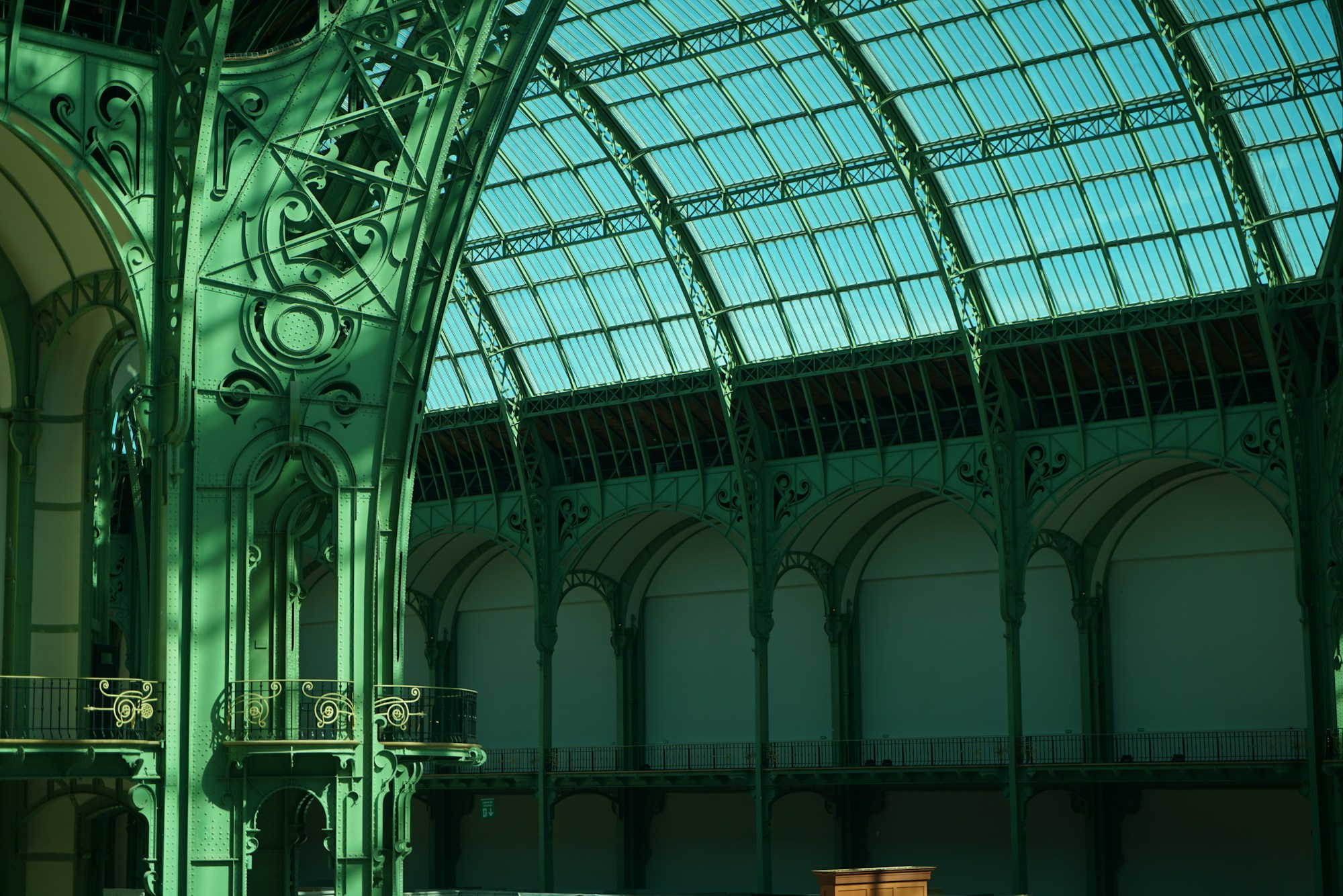 Glasüberdachte Halle des Grand Palais in Paris unter dem Glasdach