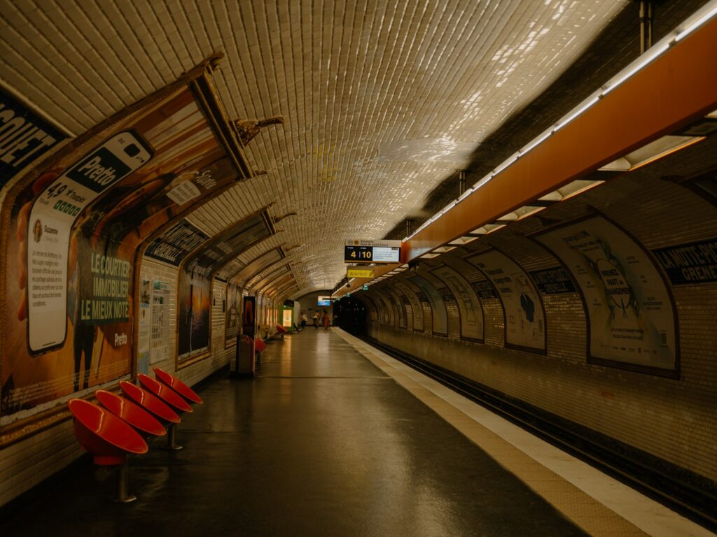 Quai d'une station de métro parisienne, en route vers le Grand Palais