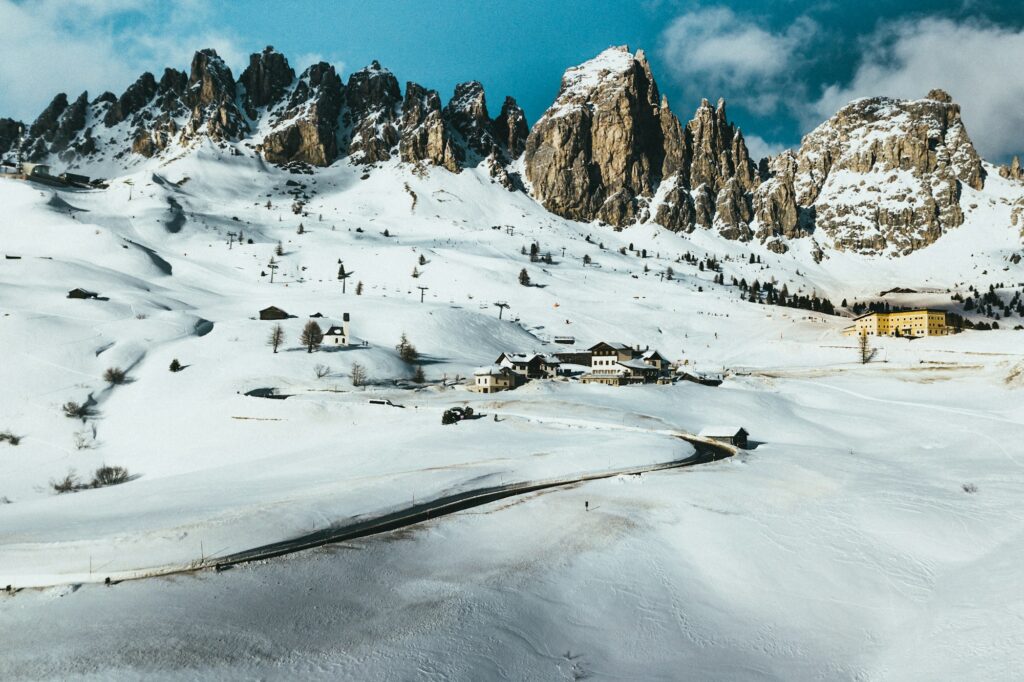 Le Passo Gardena dans les Dolomites, vu du ciel