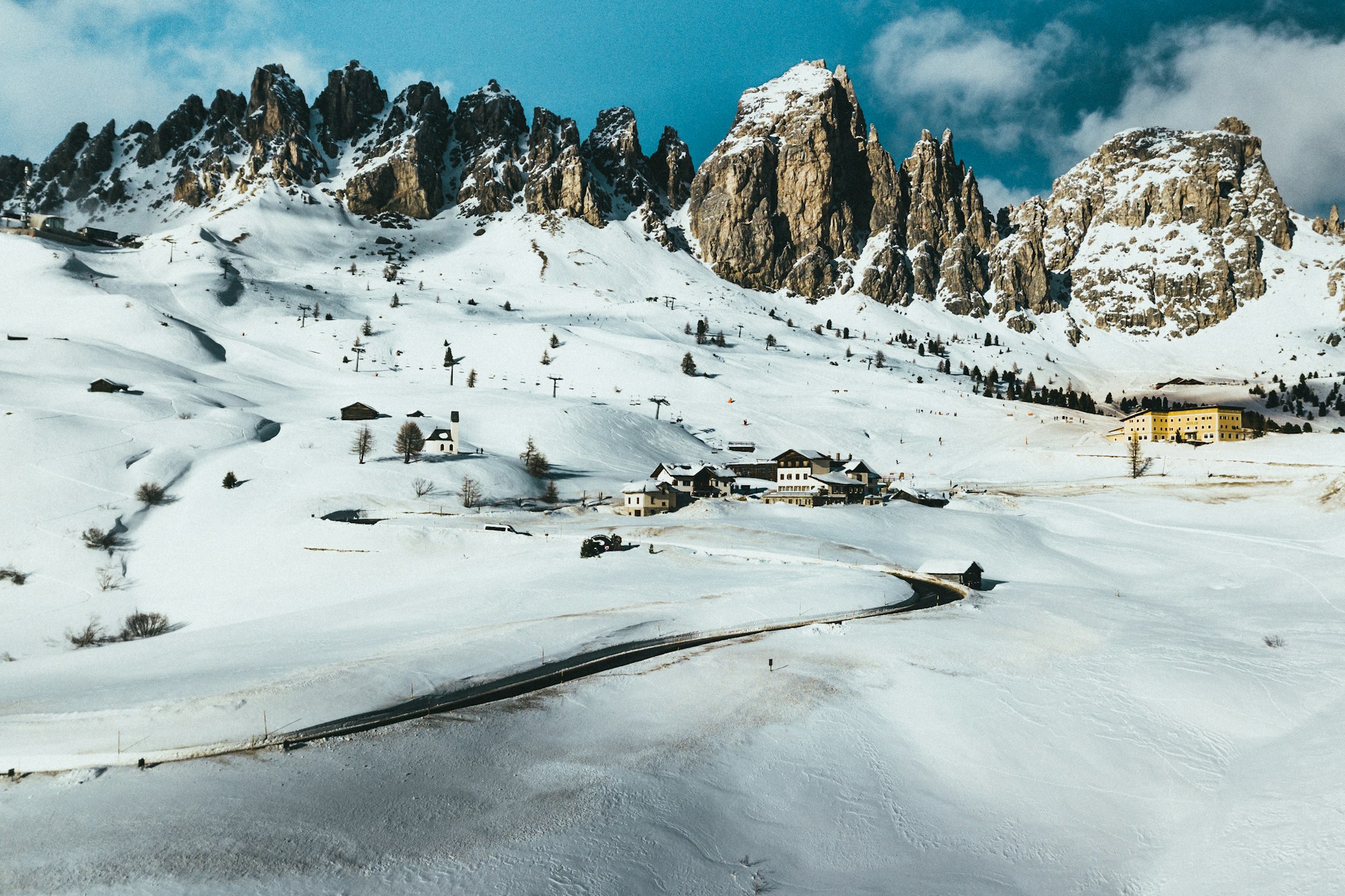Das Grödner Joch in den Dolomiten, aus der Luft