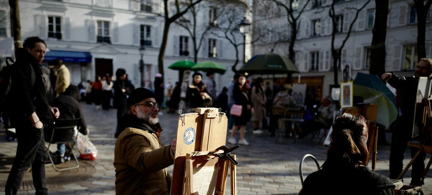 Place du Tertre à Montmartre avec ses peintres et ses terrasses