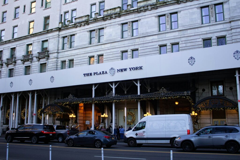Façade et abords de l'hôtel Plaza à New York
