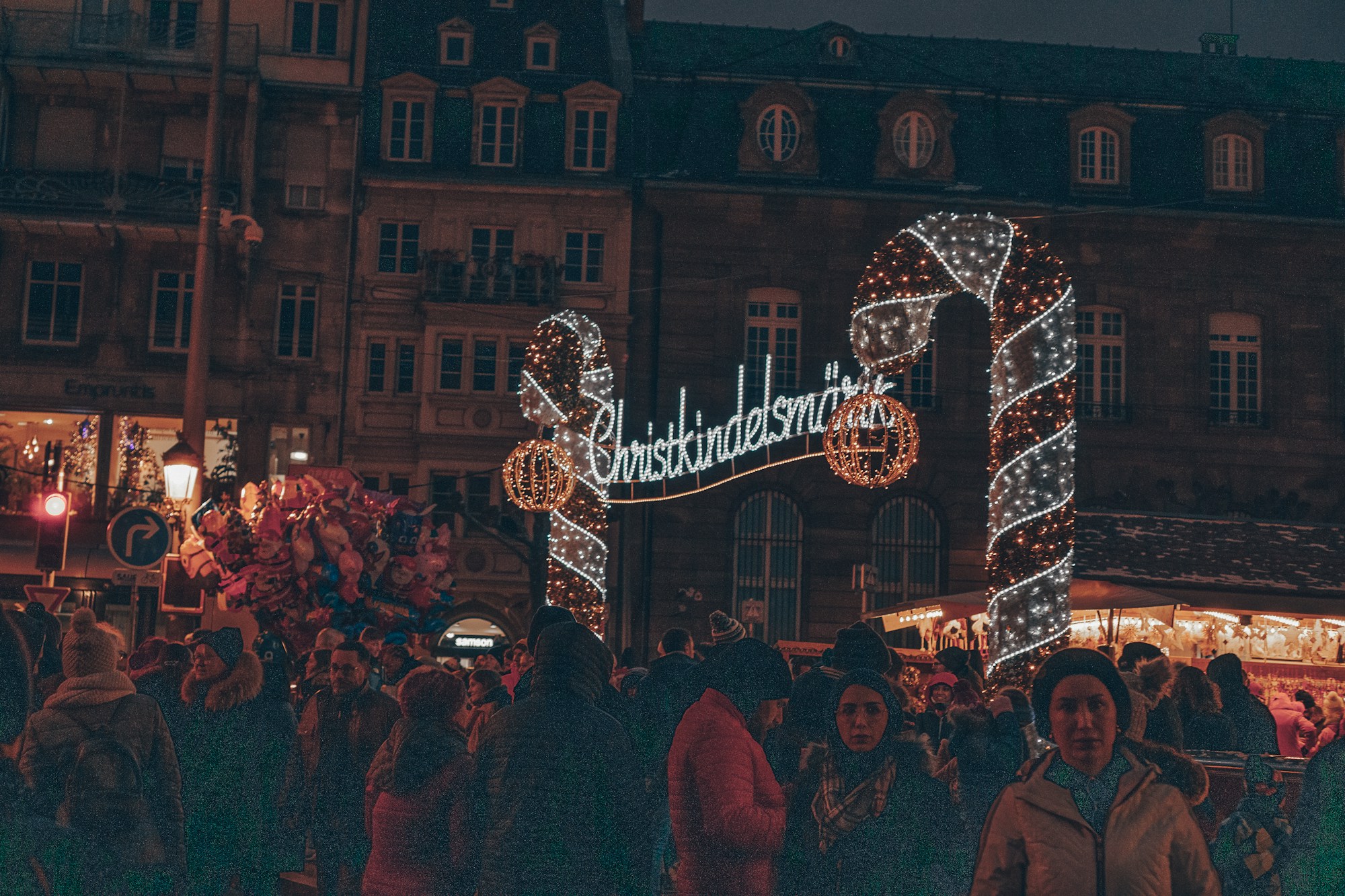 Weihnachtsbeleuchtung des Straßburger Weihnachtsmarkts bei Nacht, mit dem Namen Christkindelsmärik