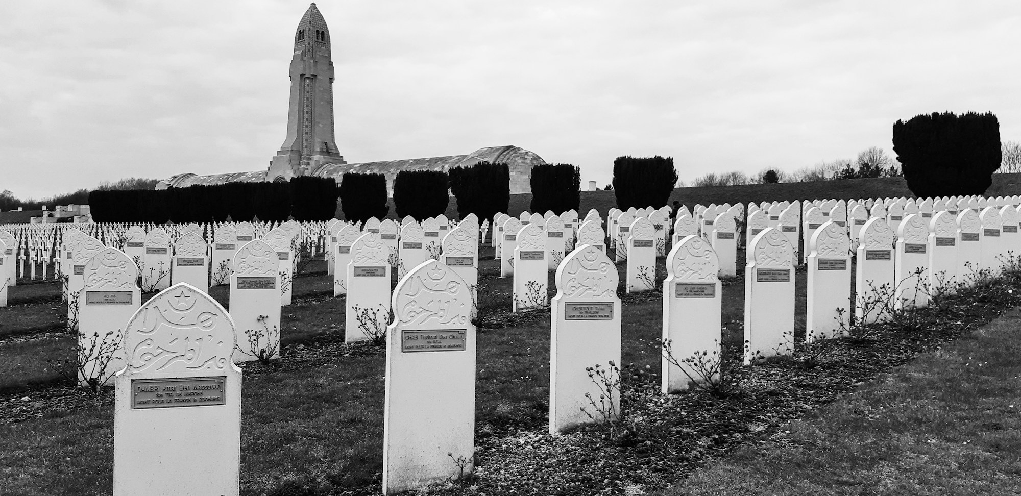 Das Beinhaus von Douaumont bei Verdun, über den aufgereihten Gräbern des Soldatenfriedhofs