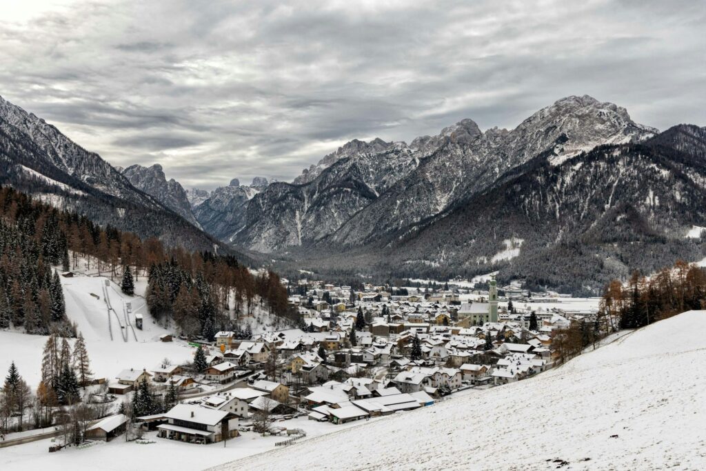 Village de montagne enneigé dans les Dolomites