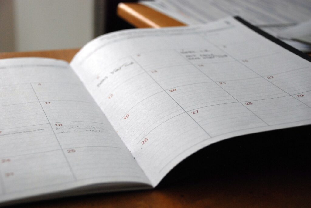 Calendrier mensuel posé sur un bureau, pour planifier les ponts