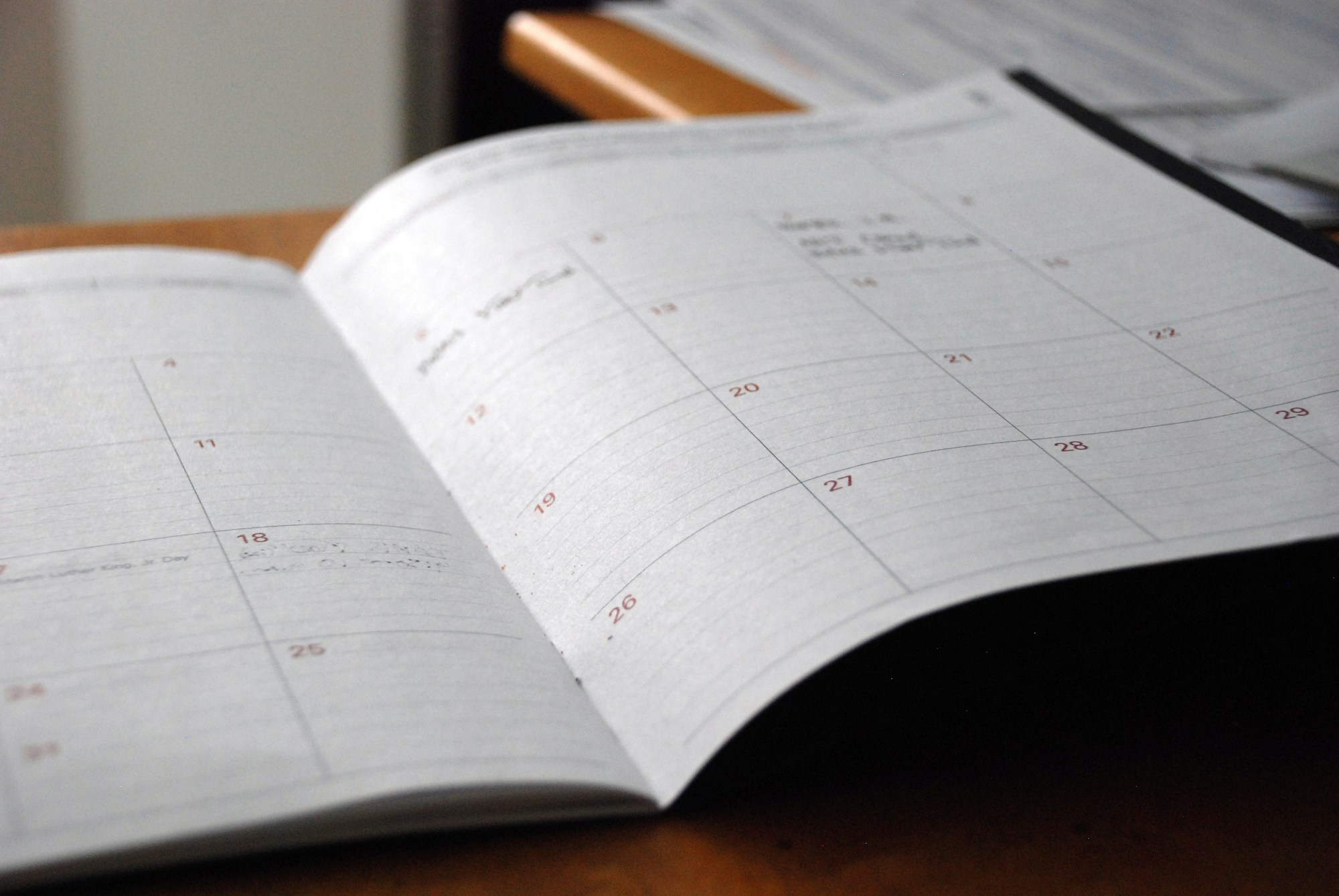 Calendario mensile appoggiato su una scrivania, per pianificare i ponti