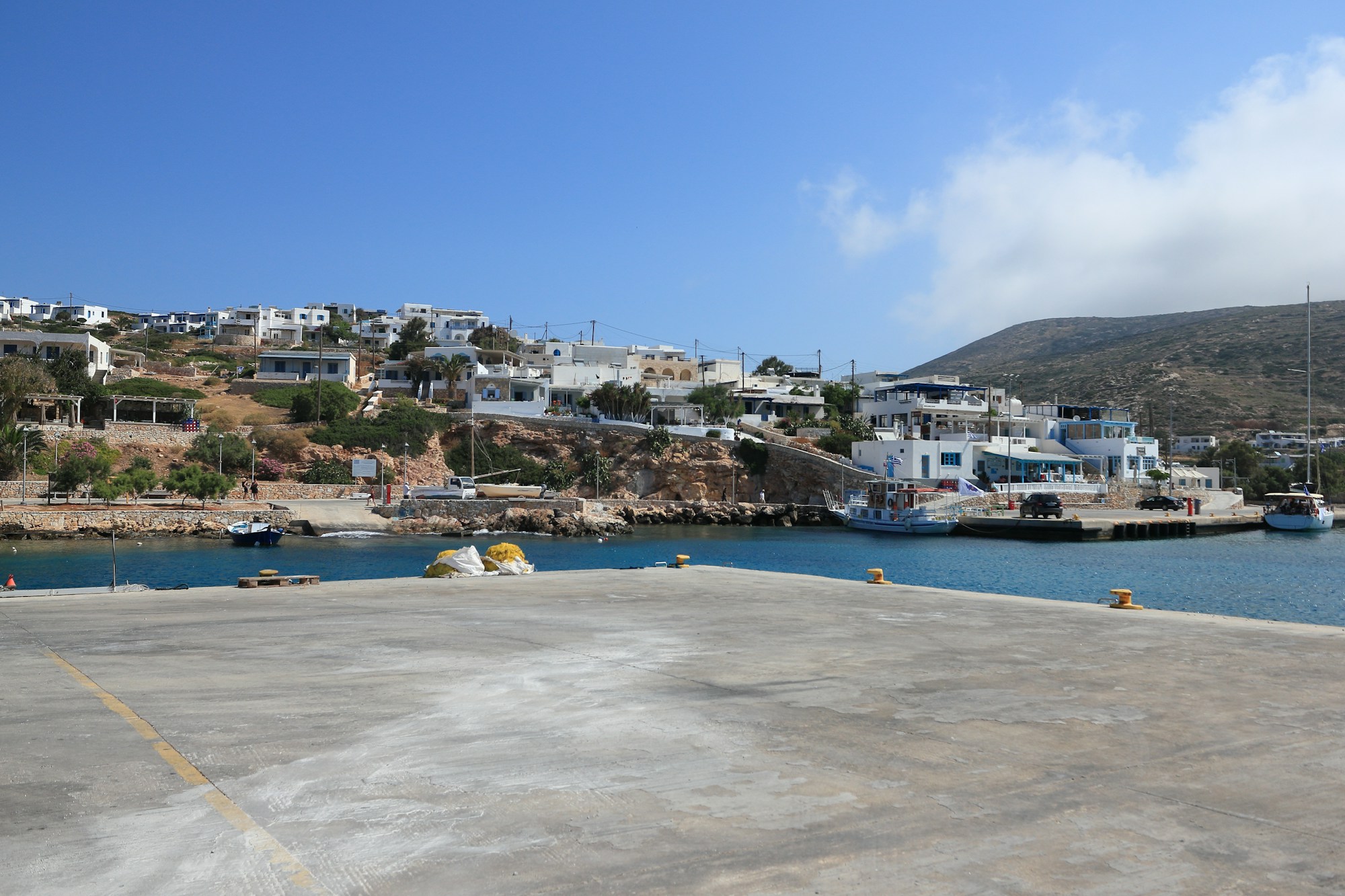 Bateaux amarrés dans le port d'une île grecque