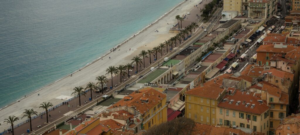 Vue aérienne de la Promenade des Anglais et de la baie de Nice