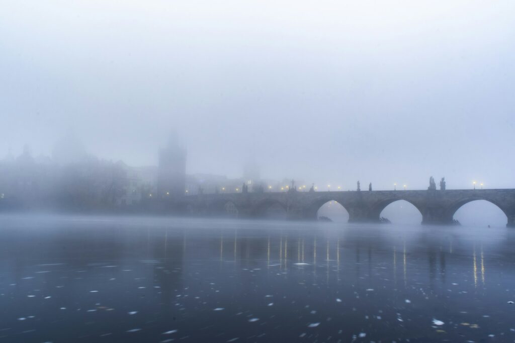 Pont Charles à Prague dans le brouillard d'automne