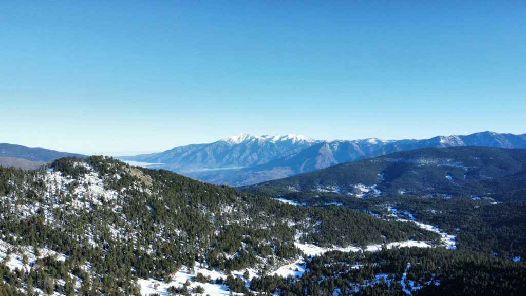Paysage des Pyrénées françaises enneigées