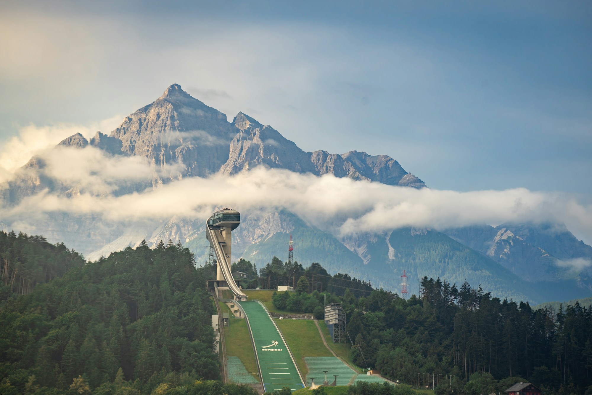 Il trampolino del Bergisel a Innsbruck, con il massiccio dello Serles sullo sfondo