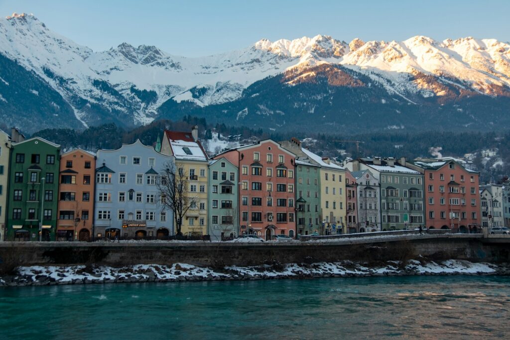 Vue de la ville d'Innsbruck avec les montagnes en arrière-plan