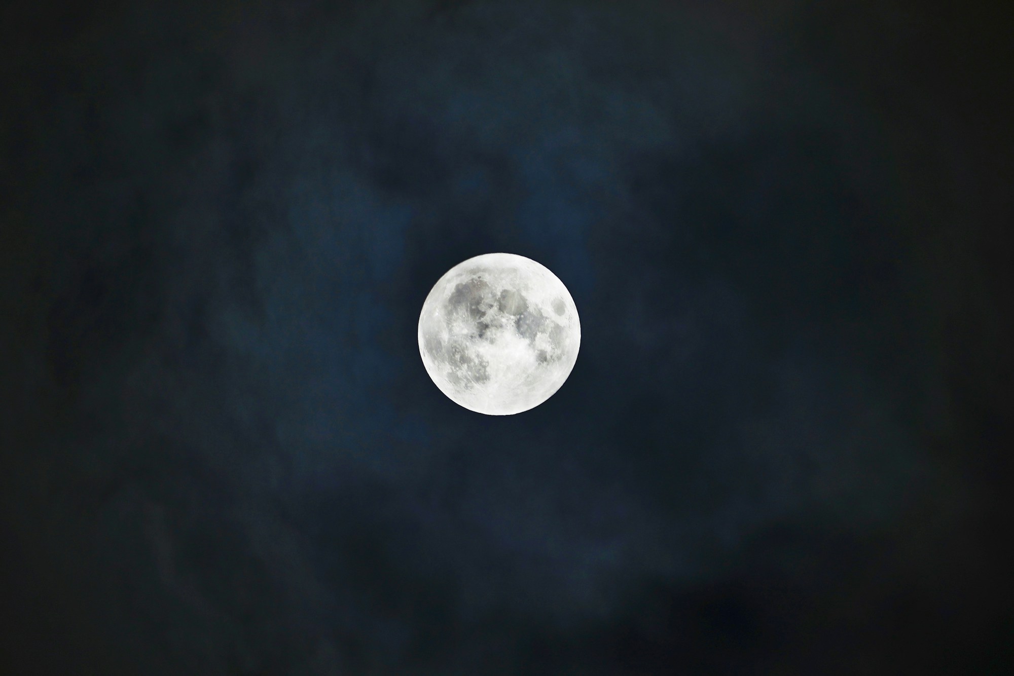 Luna llena en un cielo nocturno oscuro