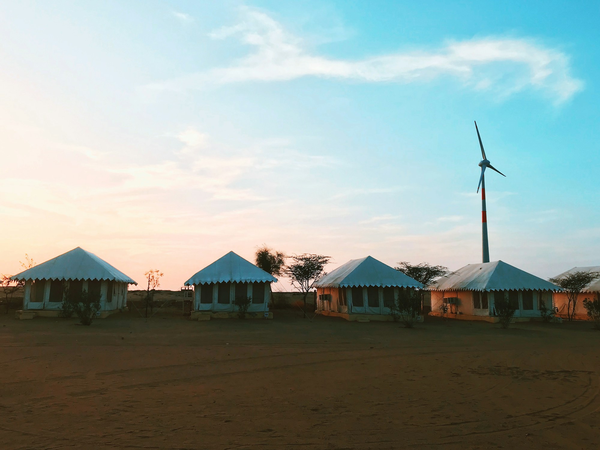 Tiendas de lona en un campamento del desierto indio al final del día
