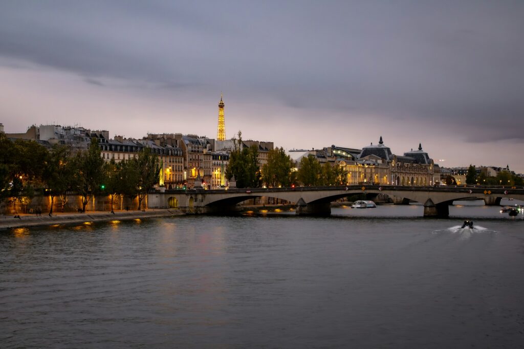 Tour Eiffel illuminée au-dessus de la Seine et de ses ponts au crépuscule, Paris