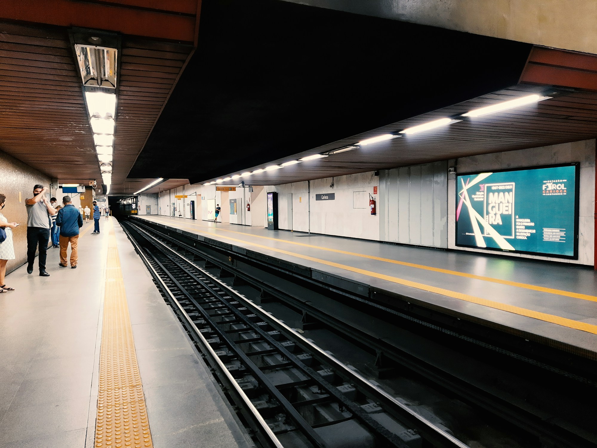 Voyageurs sur le quai d'une station de métro à Rio de Janeiro