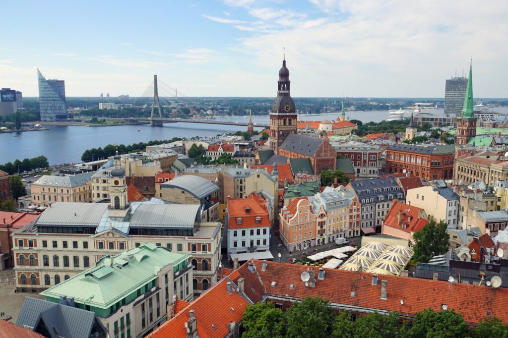Vue aérienne de Riga, la cathédrale et les toits de la vieille ville au bord de la Daugava par temps couvert