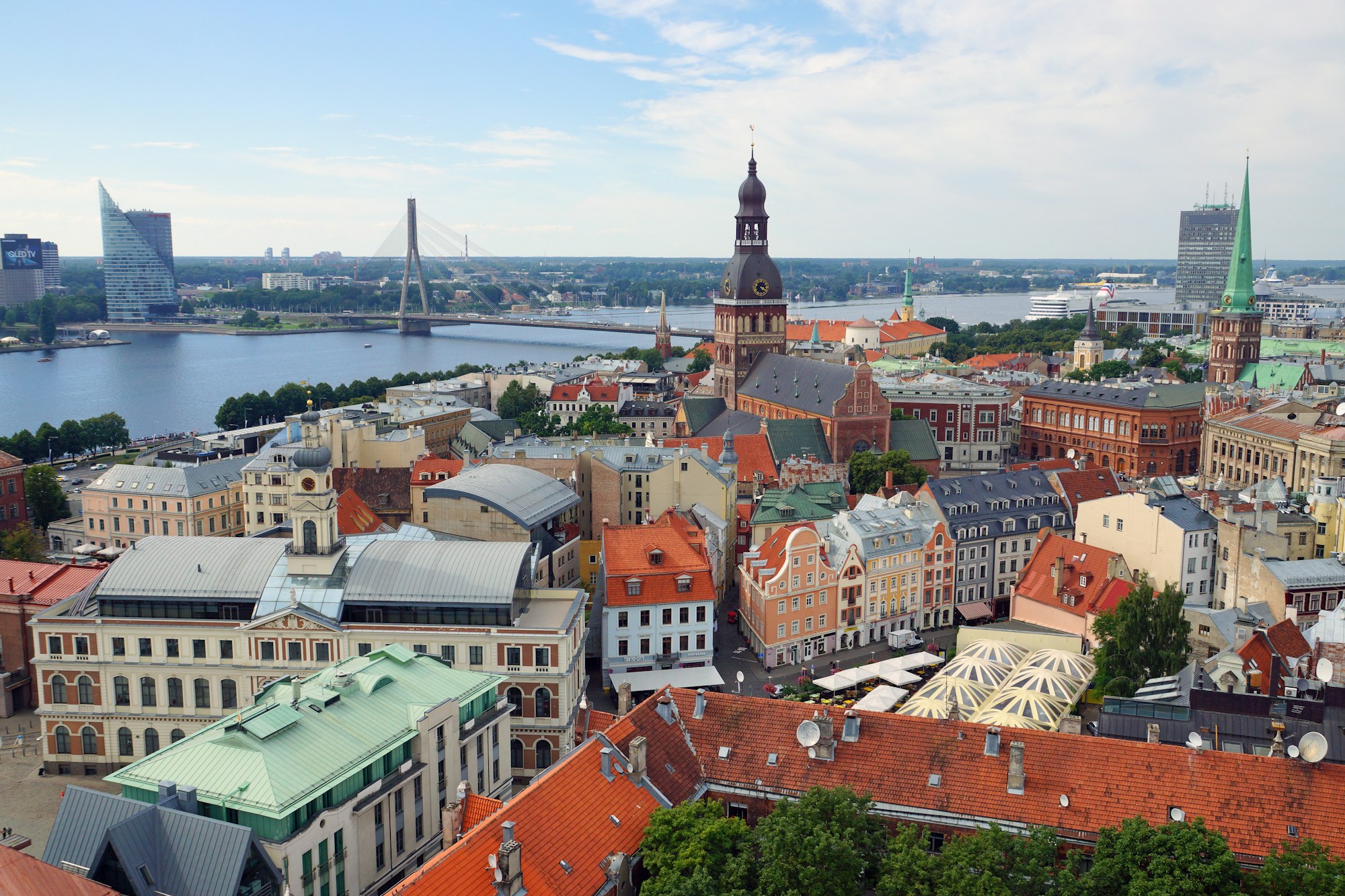 Vista aérea de Riga, con la catedral y los tejados del casco antiguo junto al río Daugava, con cielo nublado