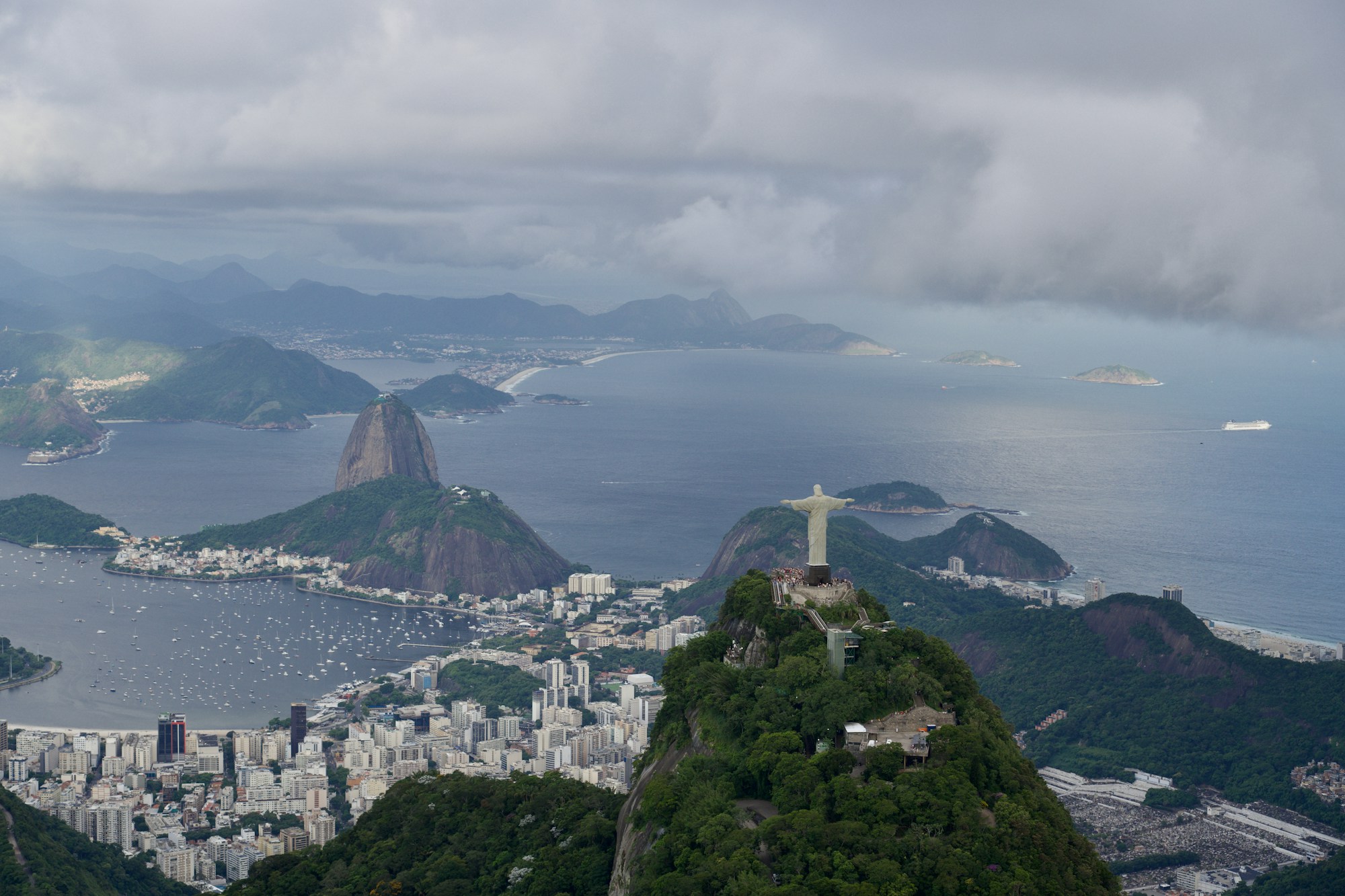 Le Christ Rédempteur et le Pain de Sucre au-dessus de Rio de Janeiro, vus depuis la baie