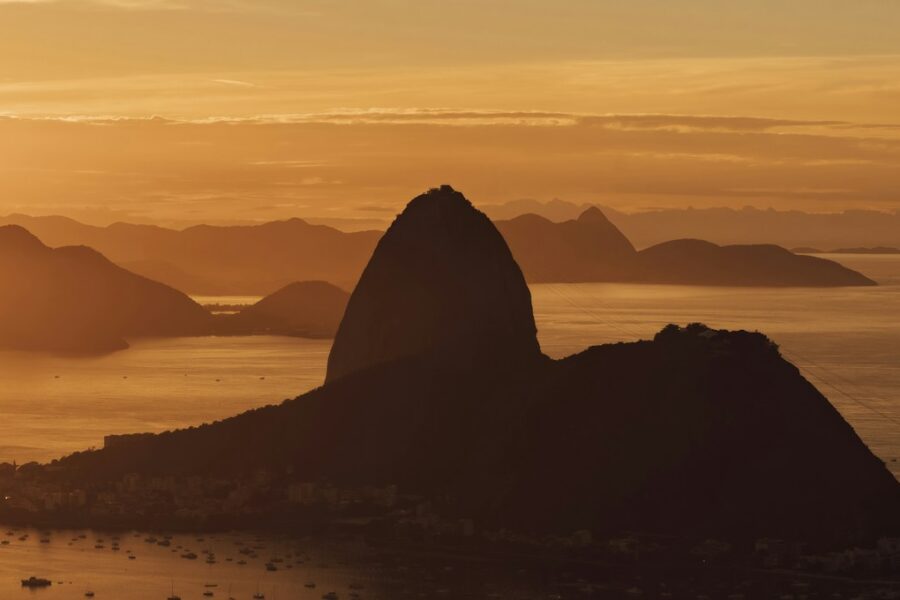 La baie de Rio de Janeiro et le Pain de Sucre vus d'en haut, au Brésil
