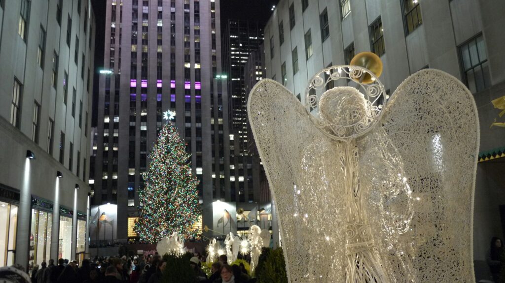 Sapin de Noël illuminé sur Rockefeller Plaza à la nuit tombée