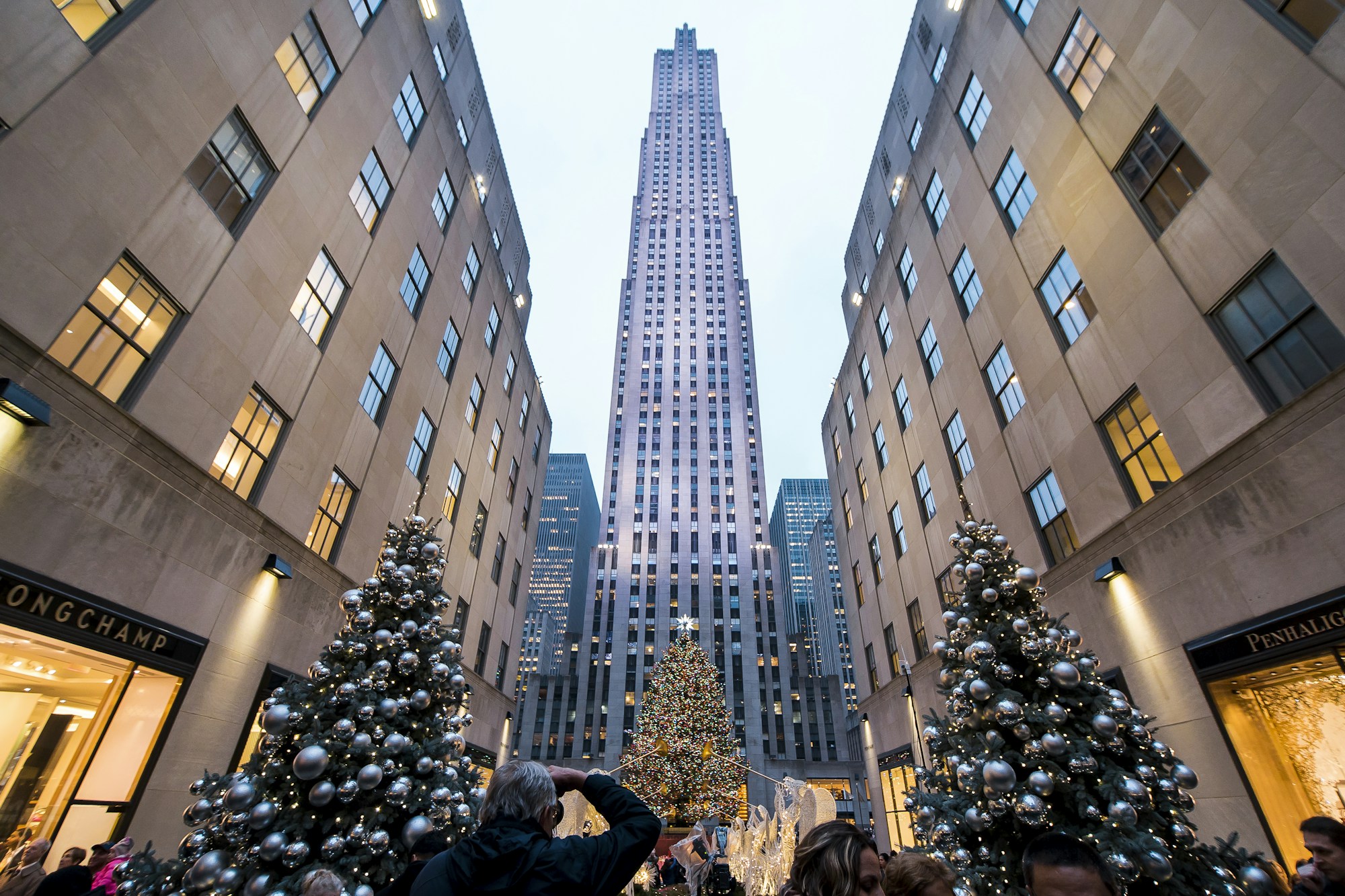 Albero di Natale illuminato su Rockefeller Plaza di notte