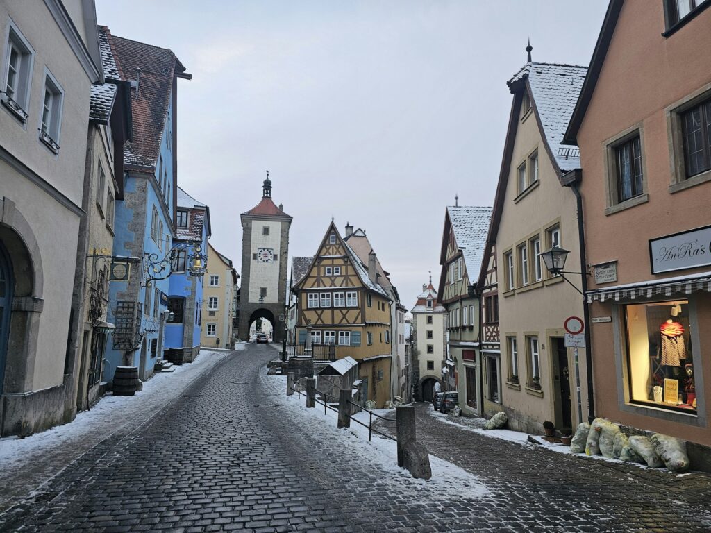 Vue de la vieille ville de Rothenburg ob der Tauber, remparts et toits