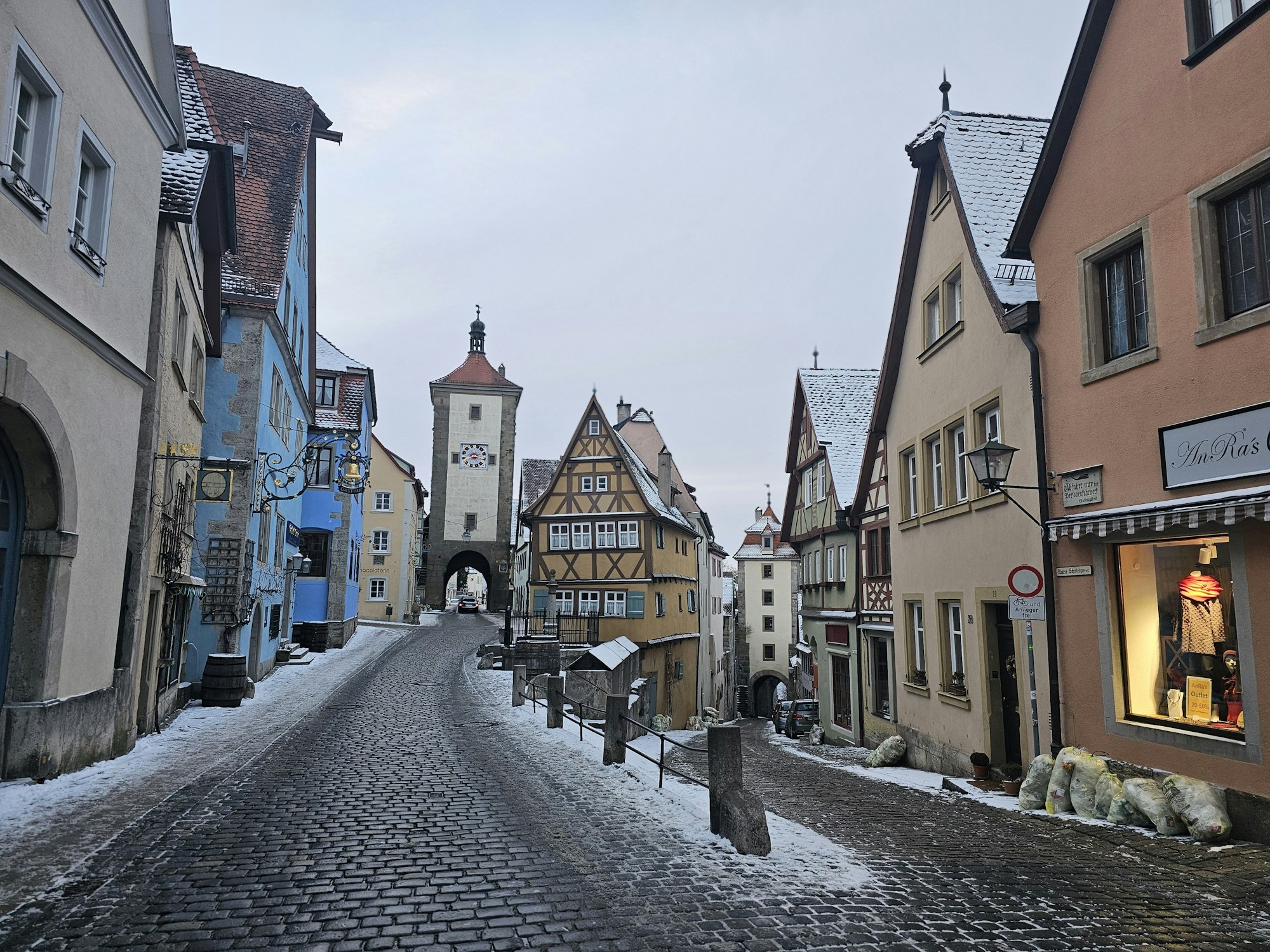 Blick auf die Altstadt von Rothenburg ob der Tauber, Stadtmauer und Dächer